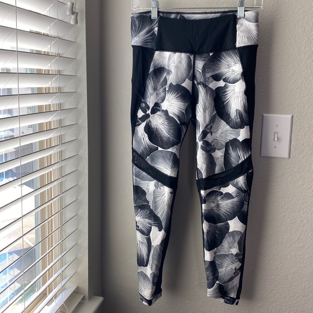 CALIA black & white floral leggings!